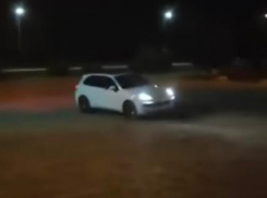 Девушка из Минеральных Вод прокатилась на Porsche по мемориалу «Огонь Вечной Славы» 