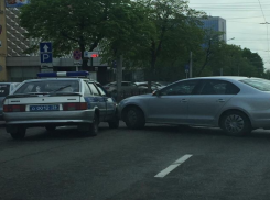 Служебный автомобиль полицейских столкнулся с иномаркой в центре Ставрополя