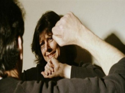 Пьяный мужчина за отказ в сексе избил и изнасиловал свою знакомую в Пятигорске