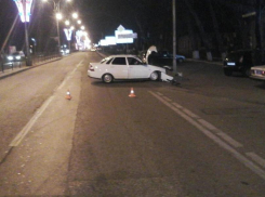 «Приора» врезалась в столб на улице Калинина в Пятигорске