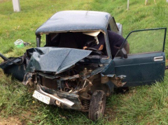 Уснувший водитель въехал в дорожные ограждения на Ставрополье