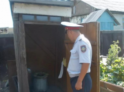 Полицейский отдел Ставрополья всю ночь искал в деревенском туалете пистолет