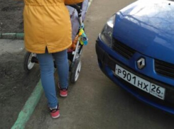 Паркуюсь как хочу: автохам загородил проход по тротуару в Ставрополе