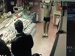 В Ставропольском магазине полуголый пранкер облил себя водой из ведра