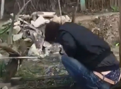 Рыскающего в поисках закладки «искателя приключений» сняли на видео в Пятигорске