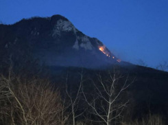 Неизвестные подожгли гору около Железноводска