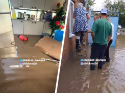 «Вода по грудь, а чиновники проезжают мимо»: жители ставропольской станицы третьи сутки борются с потопом в одиночку