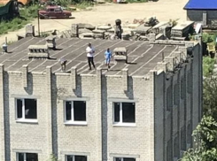 Дети кидали камни по машинам с крыши недостороенного здания в Ставрополе