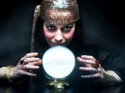 Услуги лже-гадалки обошлись пенсионерке в 75 тысяч рублей