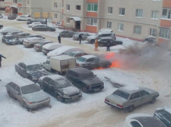На стоянке в микрорайоне «Перспективный» загорелась иномарка