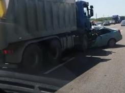 Две женщины погибли в легковушке, залетевшей под грузовик около Ставрополя