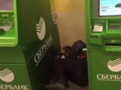 «В помойку превратили помещение»: на грязь и бездомных в помещении с банкоматами пожаловались жители Пятигорска