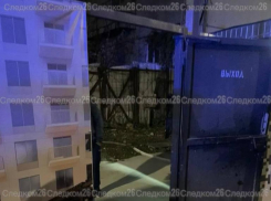 Рабочий сорвался с 7 этажа в Пятигорске и погиб