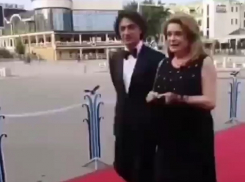 Французской актрисе Катрин Денев подарили шубу в Ессентуках