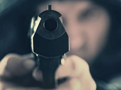 Мужчина в камуфляжной форме выстрелил из пистолета в женщину возле парка в Пятигорске