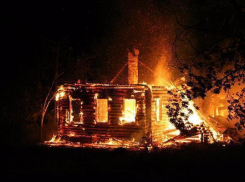 В полночь в центре Ставрополя загорелось заброшенное здание