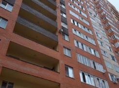 В Ставрополе из стен многоэтажного дома высыпаются кирпичи