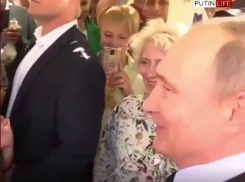 Президент Путин поговорил о погоде с жительницей Пятигорска при встрече на Арбате в Москве