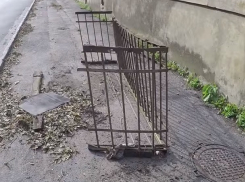 Металлический балкон обрушился прямо на прохожую часть улицы в Ставрополе