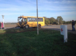 Фура врезалась в школьный автобус в Новоалександровском районе 