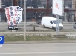 В Ставрополе из-за ветра летают плакаты и падают деревья