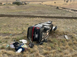 При опрокидывании минивена на Ставрополье пострадали 2 ребенка и 4 взрослых