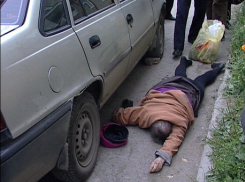 Пьяный мужчина бросился под колеса полицейского автомобиля