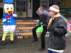 «Своя атмосфера»: мужчины зажгли с уточкой на улице и попали на видео в Ставрополе