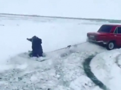Опасные катания мужчины на привязанных к машине санях сняли на видео на Ставрополье 