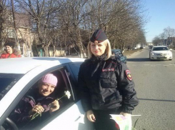 Сотрудники Госавтоинспекции края дарили улыбки жительницам Ставрополья