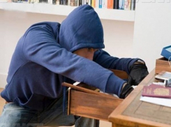 Знакомый в гостях у девушки украл из сумки банковскую карту и купил себе смартфон на Ставрополье