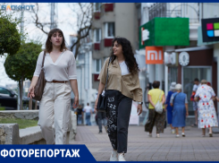 Панамы, принты и легкие платья: как жители Ставрополя «раздают стиль» на городских улицах 