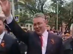 Губернатор Ставрополья Владимиров поприветствовал шествующих в «Бессмертном полку»