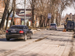 Полугодовалый асфальт перестилали дорожники в Ессентуках