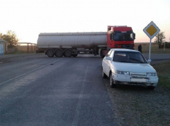 Сорокатонный бензовоз врезался в «десятку», в которой сидели двое детей на Ставрополье