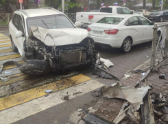 Во время Парада на 9 мая авто влетело в ограждение в центре Ставрополя