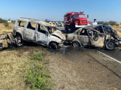 Три автомобиля загорелись из-за жесткой аварии на трассе Ставрополья: два водителя погибло