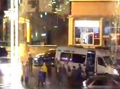 Толпа мужчин из автобуса устроила зажигательные танцы посреди дороги в Пятигорске