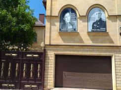 Со слезами на глазах останавливаются прохожие в Ставрополе возле дома с огромными фотографиями воевавших предков