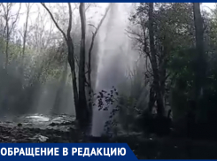 Фонтан бьет выше деревьев: жители Ставрополья пожаловались на порыв трубы 