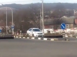 Застрявшую на переезде иномарку чудом не «разнесли» два поезда в Ессентуках