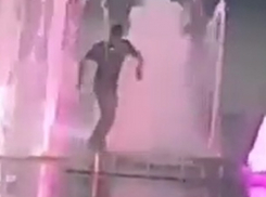Зажигательную лезгинку в фонтане станцевал «горячий» кавказец в Ессентуках
