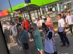 Толпами на остановках и дорогущим такси встретил Ставрополь 1 сентября 
