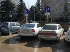 Паркуюсь как хочу: автохамы оставили машины на местах для инвалидов возле Онкологического диспансера в Ставрополе