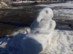 Популярного в интернете Ждуна слепили из снега в Ставрополе