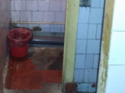 Заплесневелые трубы и антисанитария в туалете шокировали пациентов больницы Пятигорска