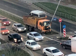 Груженный самосвал снес бетонный столб в Ставрополе