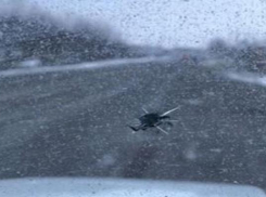 Песком с камнями посыпают автомобильные дороги в Пятигорске