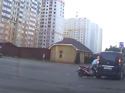 Курьезное столкновение скутериста и черного минивэна в Ставрополе попало на видео