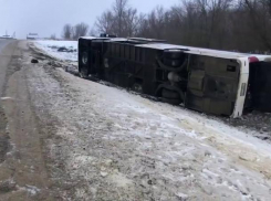 Четыре человека попали в больницу после опрокидывания рейсового автобуса на Ставрополье
